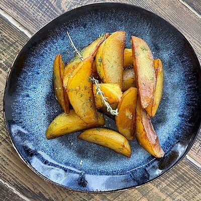 Картофель по-деревенски с соусом в Брискетная по цене 250 ₽