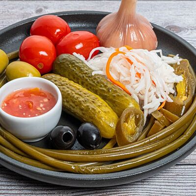 Тарелка солений в Yunga Tim Fish & Grill по цене 950 ₽