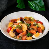 Салат с лососем, овощами и горчичным соусом в Golden Coffee