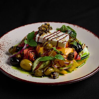Греческий с маринованным сыром фета и тапенадом из маслин в Level kitchenbar по цене 590 ₽