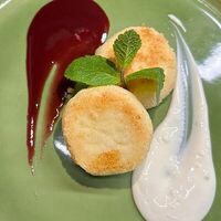Сырники с ягодами и сметаной, подаются с клюквенным соусом в Jerome