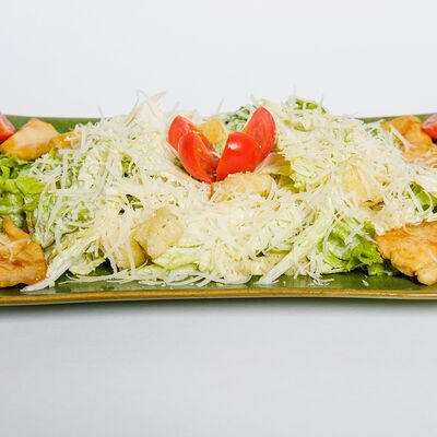 Салат Цезарь с лососем в Тайхаку по цене 715 ₽