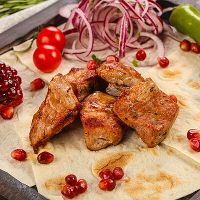 Шашлык из cвинoй шейки (подается с маринованным луком) в ШАМПУР и его команда по цене 463 ₽