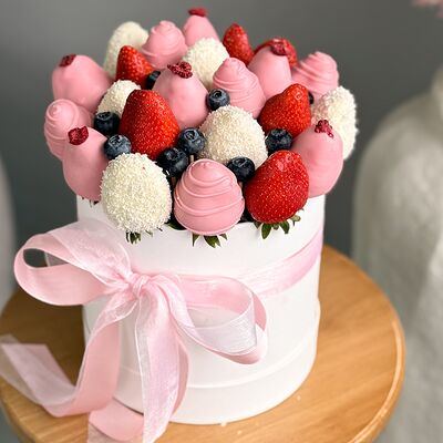 Клубничный букет в шоколаде в коробке Кристи в Клубника по цене 5990 ₽