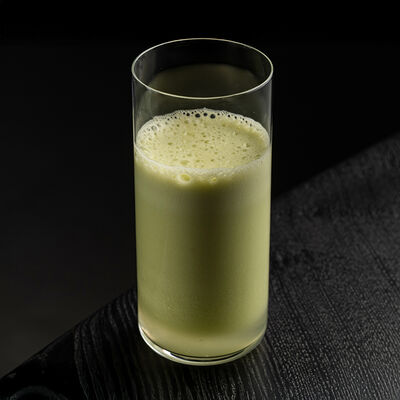 Яблочный свежевыжатый сок в Neoni по цене 450 ₽