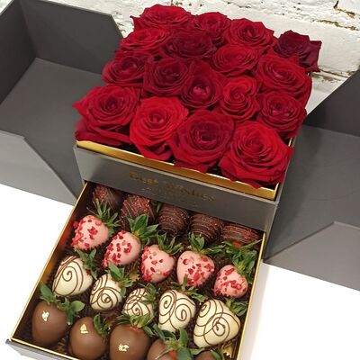 Розы и клубника в шоколаде в серой шкатулке в Buketonline - Съедобные букеты и клубника в шоколаде по цене 11550 ₽