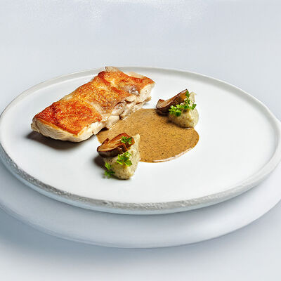 Цыпленок из печи с белыми грибами, трюфельным картофельным кремом и соусом черный трюфель в Sadko по цене 1018 ₽