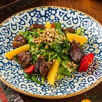 Салат с обжаренной куриной печенью и кабачками в Халиф