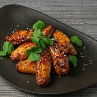 Куриные крылья в карамельном соусев Brasserie Kriek