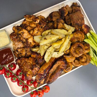 Шашлычное ассорти (6-8 персон) в Мужчина готовит по цене 5600 ₽
