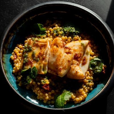 Командорский кальмар с пастой птитим и соусом из водорослейв ФишДиллерс по цене 729 ₽