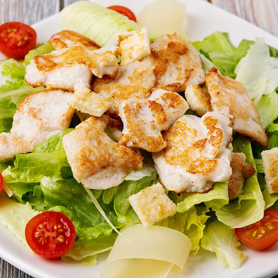 Салат Цезарь с курицей в Кофейня на Остоженке по цене 900 ₽