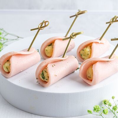 Мини-рулетики из ветчины с сырно-чесночной пастой в KanapeFest по цене 1690 ₽