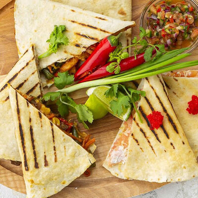 Кесадилья с куриным филе в Unity по цене 420 ₽