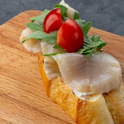 Брускетта с сельдью и сливочным сыром в NonameLoungeSpb по цене 110 ₽