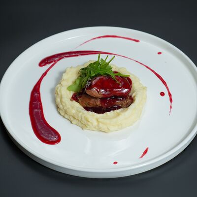 Томлёная баранина с пюре из сельдерея и соусом из уральской сливы в Монтенегро по цене 1290 ₽