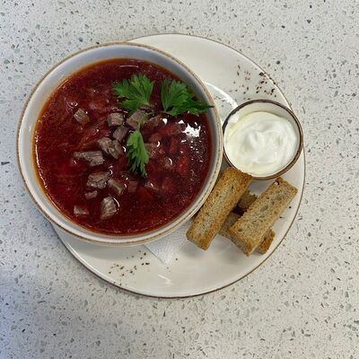 Борщ с говядиной и гренками в Кофеин по цене 260 ₽