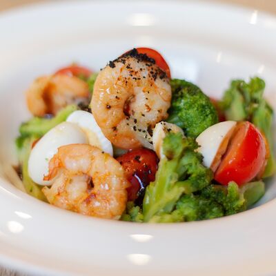 Салат Теплый с креветками и брокколи в Mybion по цене 900 ₽