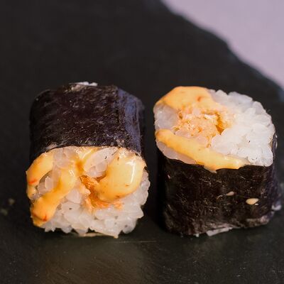 Ролл Сяке спайси гриль макив Лукоморье по цене 475 ₽