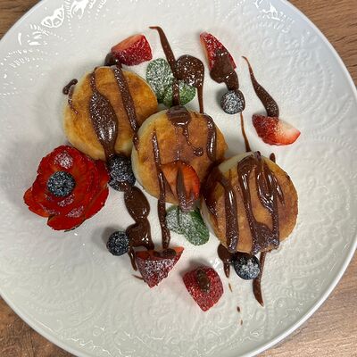 Сырники с шоколадом и свежей ягодой в Cook cafeshop по цене 490 ₽
