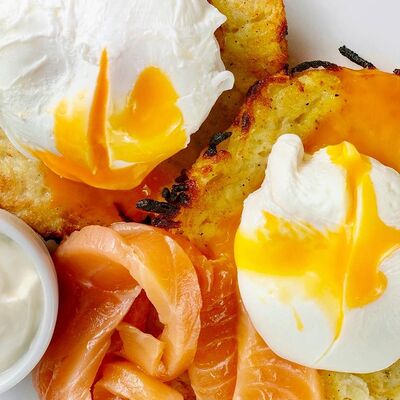 Драник с лососем и яйцом пашот в Kamakura по цене 1029 ₽