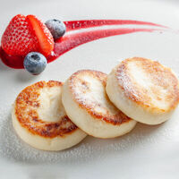 Сырники с ягодным соусом в Болоньетта