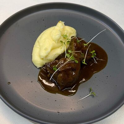 Говяжьи щечки в соусе демиглас с трюфельным пюре в Гоголь по цене 1390 ₽