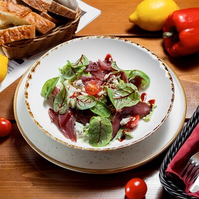 Салат с утиным вяленым мясом и малиновым соусом в Золотая прага по цене 875 ₽