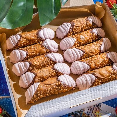 Канноли Клубника-лемонграсс в O'cannoli по цене 2780 ₽