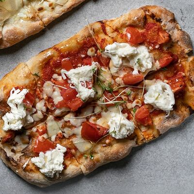 Пиццетта с томатами и страчателлой в Кэрри по цене 290