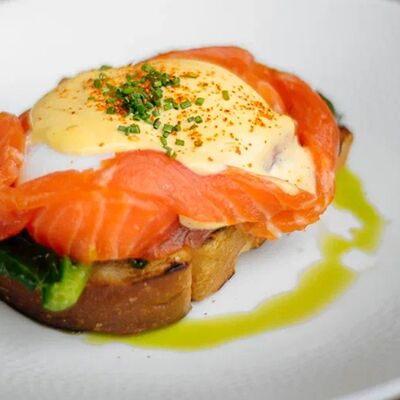 Яйцо бенедикт с форелью в More More по цене 900 ₽