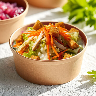 Салат с куриной грудкой горячего копчения и морковью по-корейски в Банхоф по цене 639 ₽