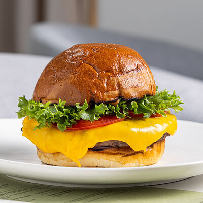 Чизбургер в М2 Органик Клуб Патриаршие по цене 1590 ₽