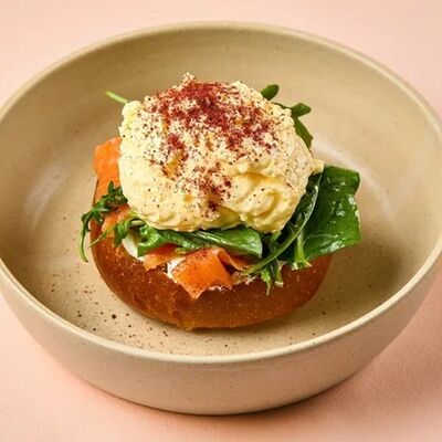 Бенедикт с форелью в Mike&Molly по цене 1040 ₽