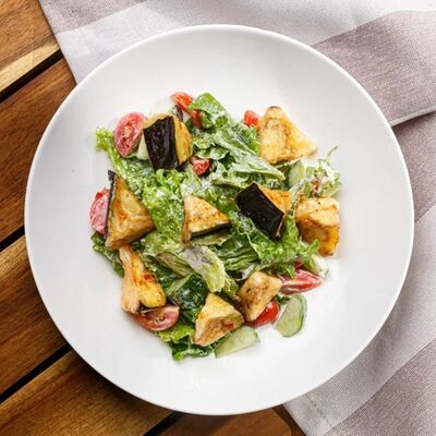 Тёплый салат с хрустящими баклажанами в Лентяйка по цене 190 ₽