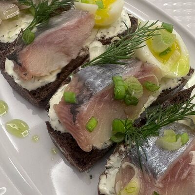 Каспийская сельдь на злаковом хлебе в Острова по цене 450 ₽