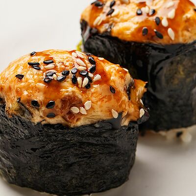 Запеченные суши с лососем в Морошка по цене 166 ₽