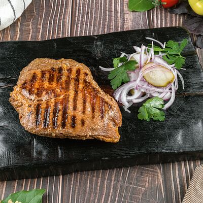 Стейк из cвинoй шейки, обжаренный на гриле в Солянка Крафт Бар по цене 689 ₽