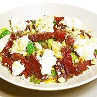 Салат с запеченной свеклой и сыром рикотта в Tempo Della Pizza