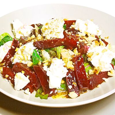 Салат с запеченной свеклой и сыром рикотта в Tempo Della Pizza по цене 380 ₽