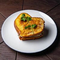 Сэндвич с пастрами в Утомленные солнцем