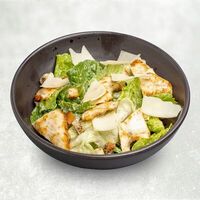 Салат Цезарь с курицей в Hells Burgers