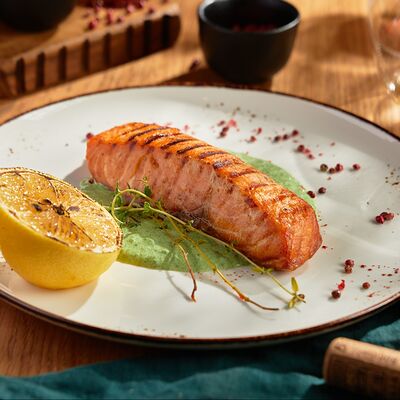 Стейк из лосося со сливочно-шпинатным соусом в Liman по цене 1560 ₽