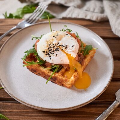 Сырная вафля с лососем и яйцом пашот в Debaton по цене 708