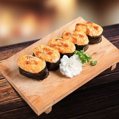 Вкусные суши с лососем под спайси-соусомв Суши Рай по цене 900 ₽