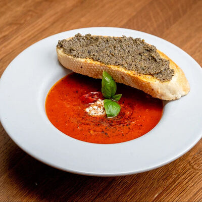 Суп томатный с моцареллой и чиабаттой в Il Pizzaiolo по цене 610 ₽