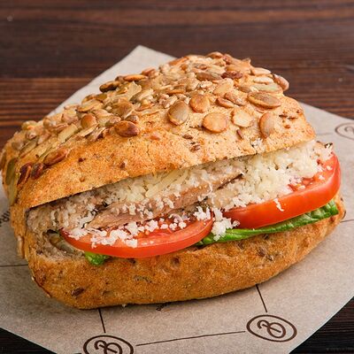 Сэндвич Цезарь с куриным филе в Ватрушка по цене 365 ₽