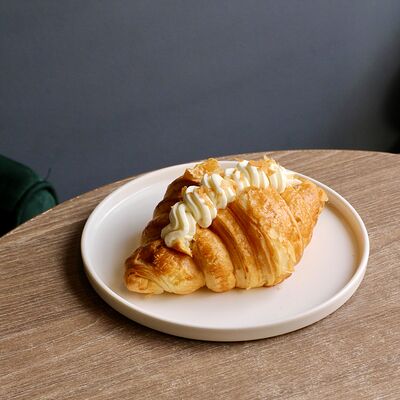 Круассан с соленой карамелью и крем-чизом в Локация кофе по цене 380 ₽