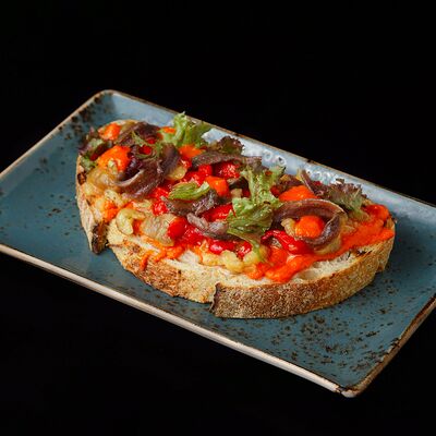 Брускетта с печёным баклажаном и анчоусами в Сохо по цене 540
