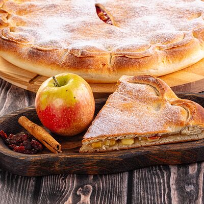 Пирог Яблоко с изюмом и корицейв Осетинские Пироги по цене 1200 ₽